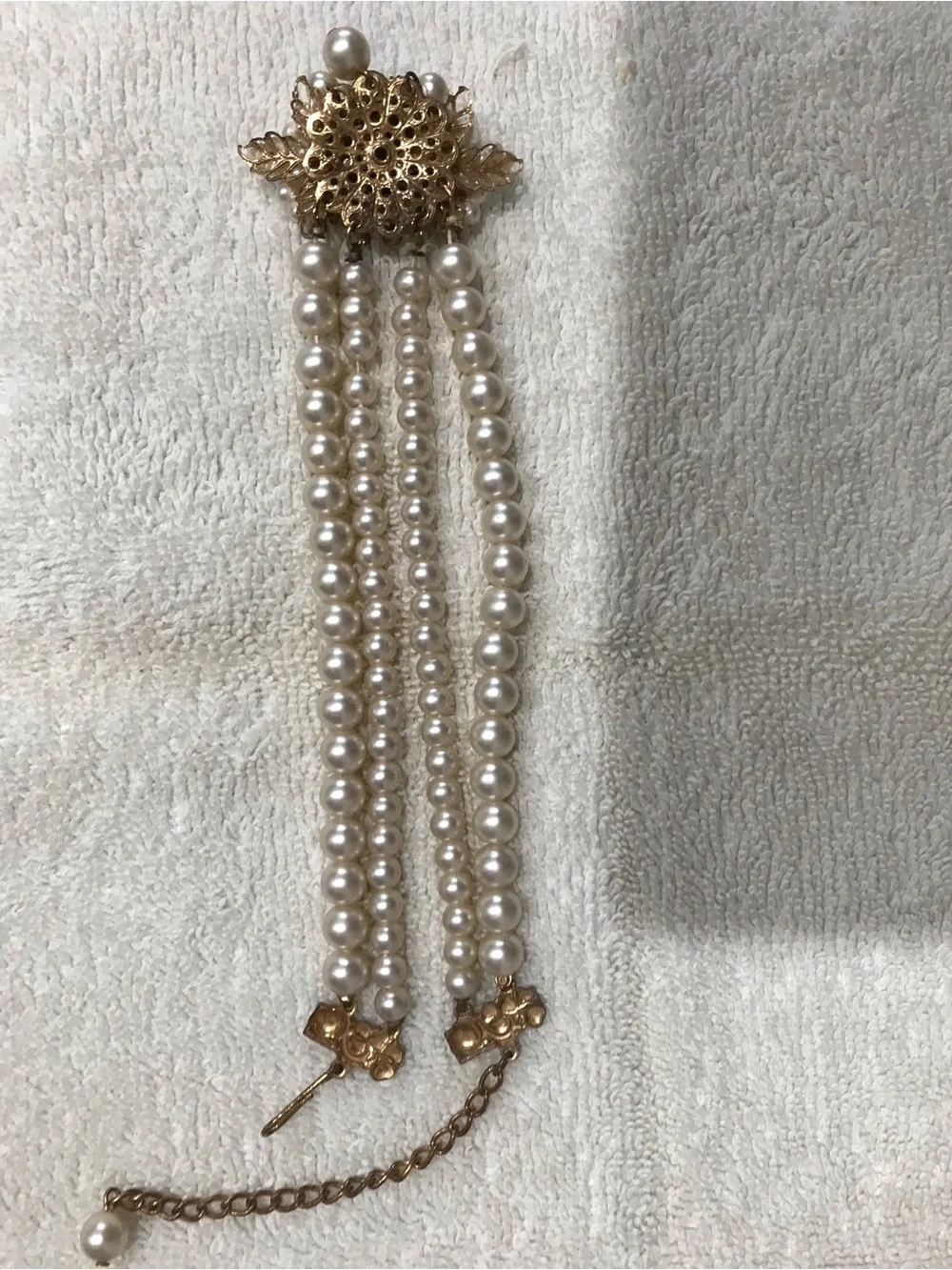 Vintage faux pearl necklace with flowers and rhinestones.